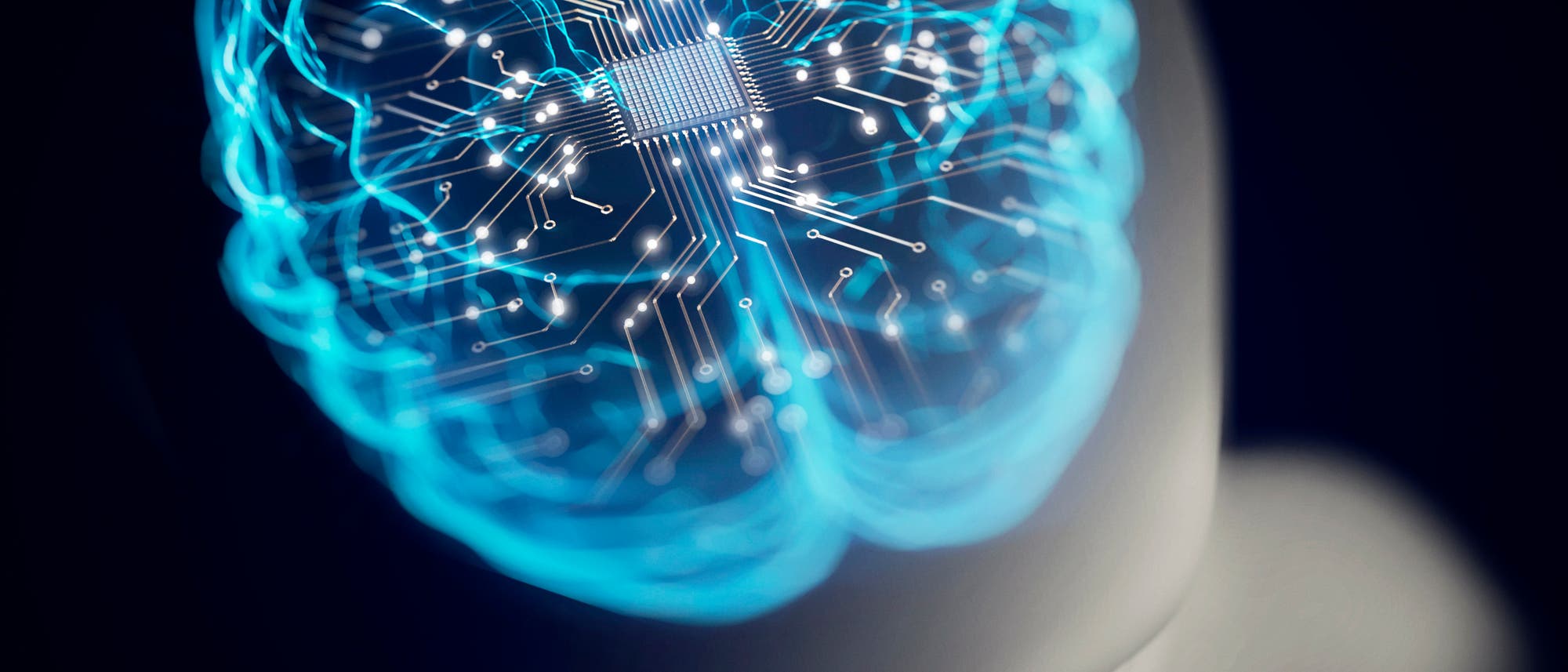 Eine grafische Darstellung eines menschlichen Gehirns mit leuchtenden blauen Linien, die ein Schaltkreis-Muster bilden. In der Mitte des Gehirns befindet sich ein Mikrochip, der die Verbindung zwischen Technologie und menschlichem Denken symbolisiert. Das Bild vermittelt das Konzept der künstlichen Intelligenz und der Integration von Technologie in biologische Systeme. Eine grafische Darstellung eines menschlichen Gehirns mit leuchtenden blauen Linien, die ein Schaltkreis-Muster bilden. In der Mitte des Gehirns befindet sich ein Mikrochip, der die Verbindung zwischen Technologie und menschlichem Denken symbolisiert. Das Bild vermittelt das Konzept der künstlichen Intelligenz und der Integration von Technologie in biologische Systeme.