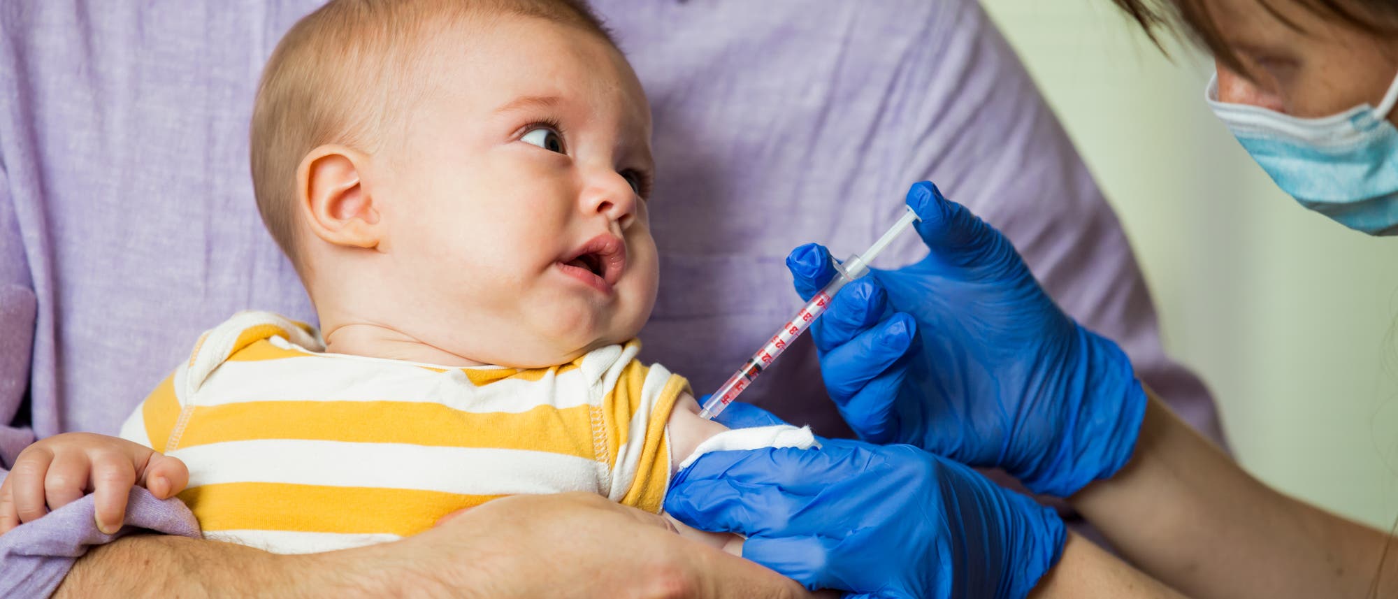 Ein Säugling wird geimpft