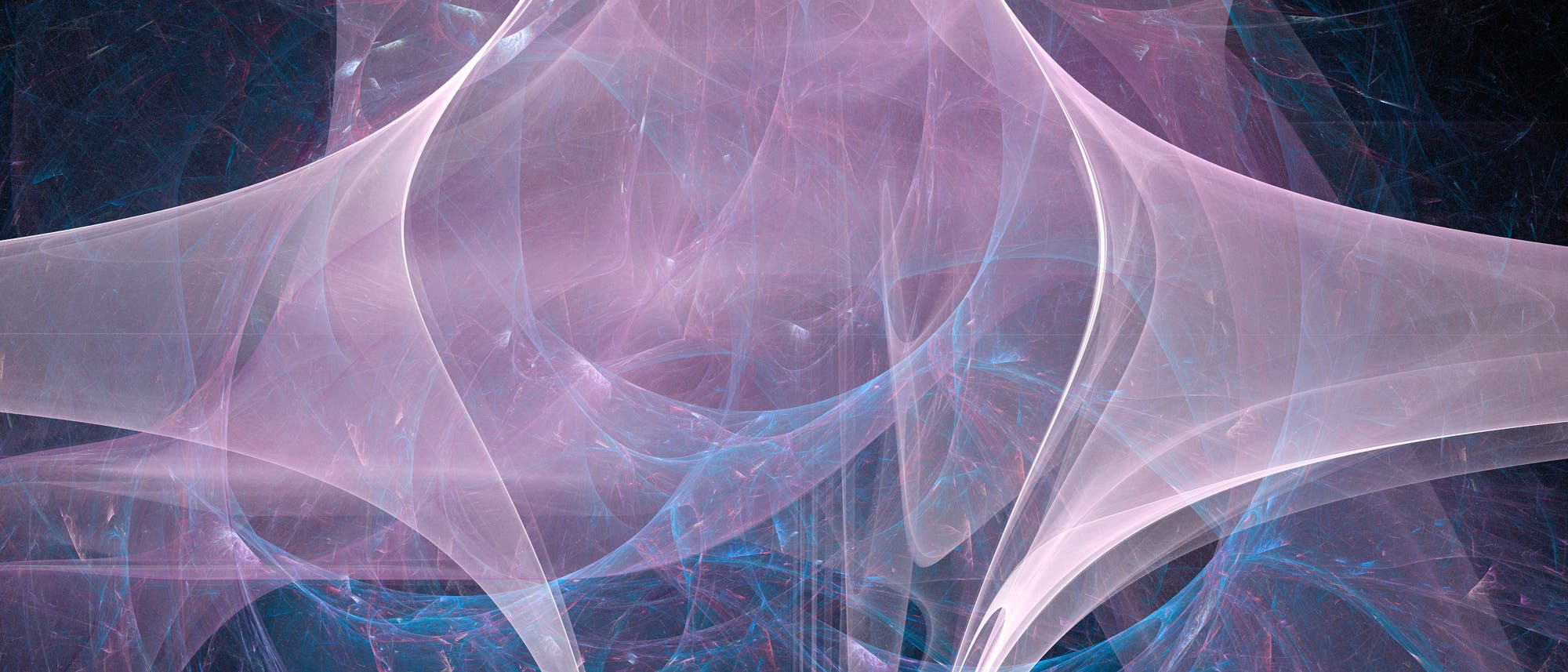Eine digitale Kunstabbildung zeigt ein abstraktes Muster aus geschwungenen, durchscheinenden Formen in Pastellt&ouml;nen von Lila und Blau. Die Formen &uuml;berlappen sich und erzeugen einen &auml;therischen, fast dreidimensionalen Effekt vor einem dunklen Hintergrund. Die Komposition erinnert an flie&szlig;ende Stoffe oder Nebel und vermittelt ein Gef&uuml;hl von Bewegung und Tiefe.