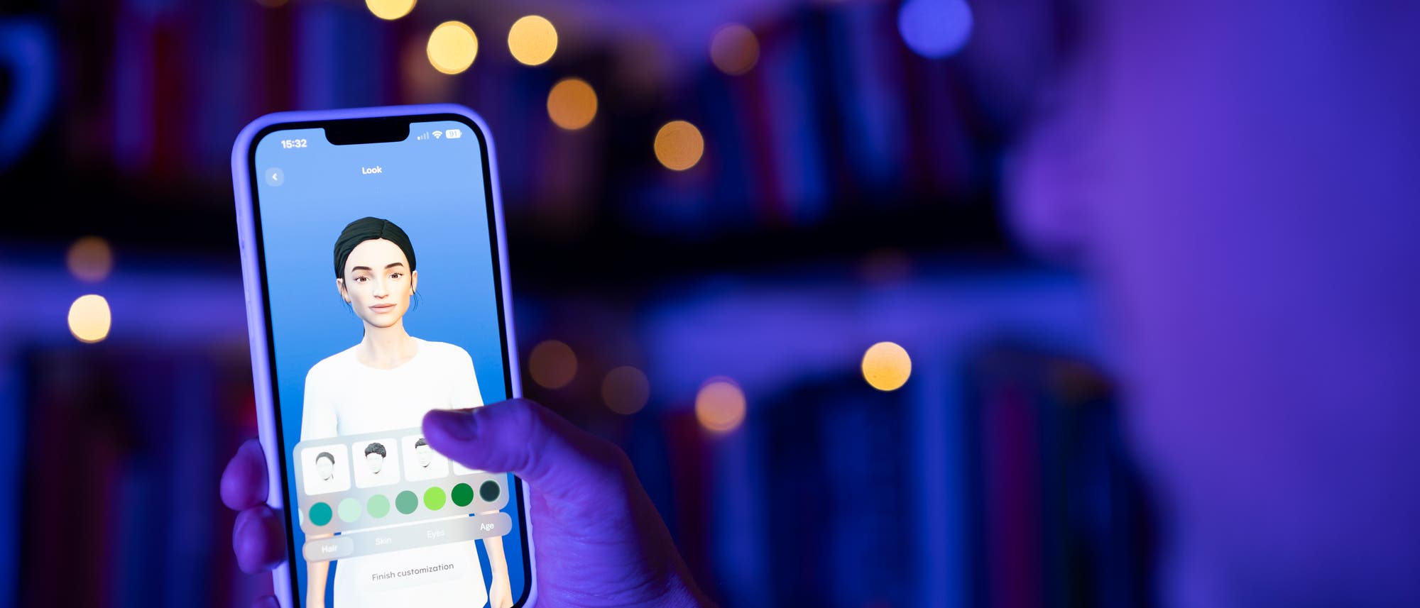 Eine Person h&auml;lt ein Smartphone, auf dem ein Avatar-Editor angezeigt wird. Der Bildschirm zeigt einen digitalen Avatar mit Optionen zur Anpassung von Haaren, Hautfarbe, Augen und Alter. Der Hintergrund ist unscharf mit Lichtern und B&uuml;chern. Die Szene ist in blauem Licht gehalten.
