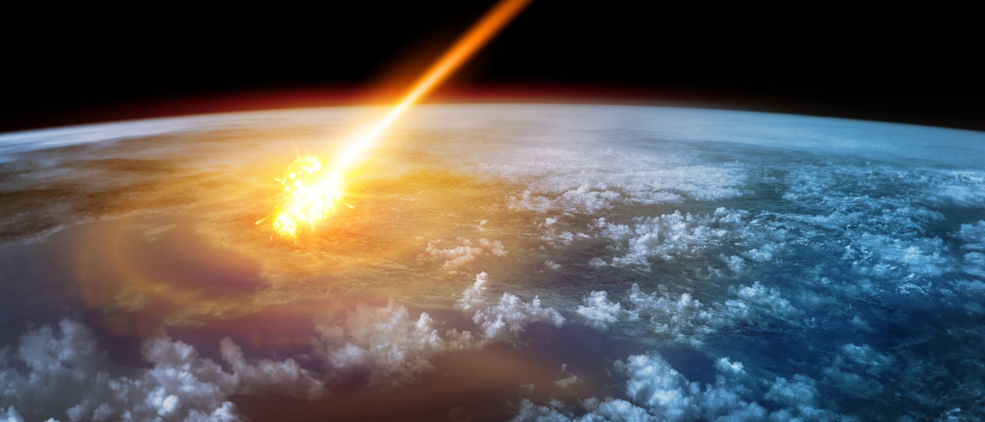 Ein Meteorit tritt in die Erdatmosphäre ein und erzeugt einen hellen Lichtstrahl und eine Explosion auf der Erdoberfläche. Die Szene zeigt die Krümmung der Erde mit Wolkenformationen und einem dunklen Weltraumhintergrund. Das Bild veranschaulicht den Moment des Einschlags und die damit verbundene Energie. Schlüsselwörter: Meteorit, Erdatmosphäre, Einschlag, Explosion, Weltraum. Ein Meteorit tritt in die Erdatmosphäre ein und erzeugt einen hellen Lichtstrahl und eine Explosion auf der Erdoberfläche. Die Szene zeigt die Krümmung der Erde mit Wolkenformationen und einem dunklen Weltraumhintergrund. Das Bild veranschaulicht den Moment des Einschlags und die damit verbundene Energie. Schlüsselwörter: Meteorit, Erdatmosphäre, Einschlag, Explosion, Weltraum.