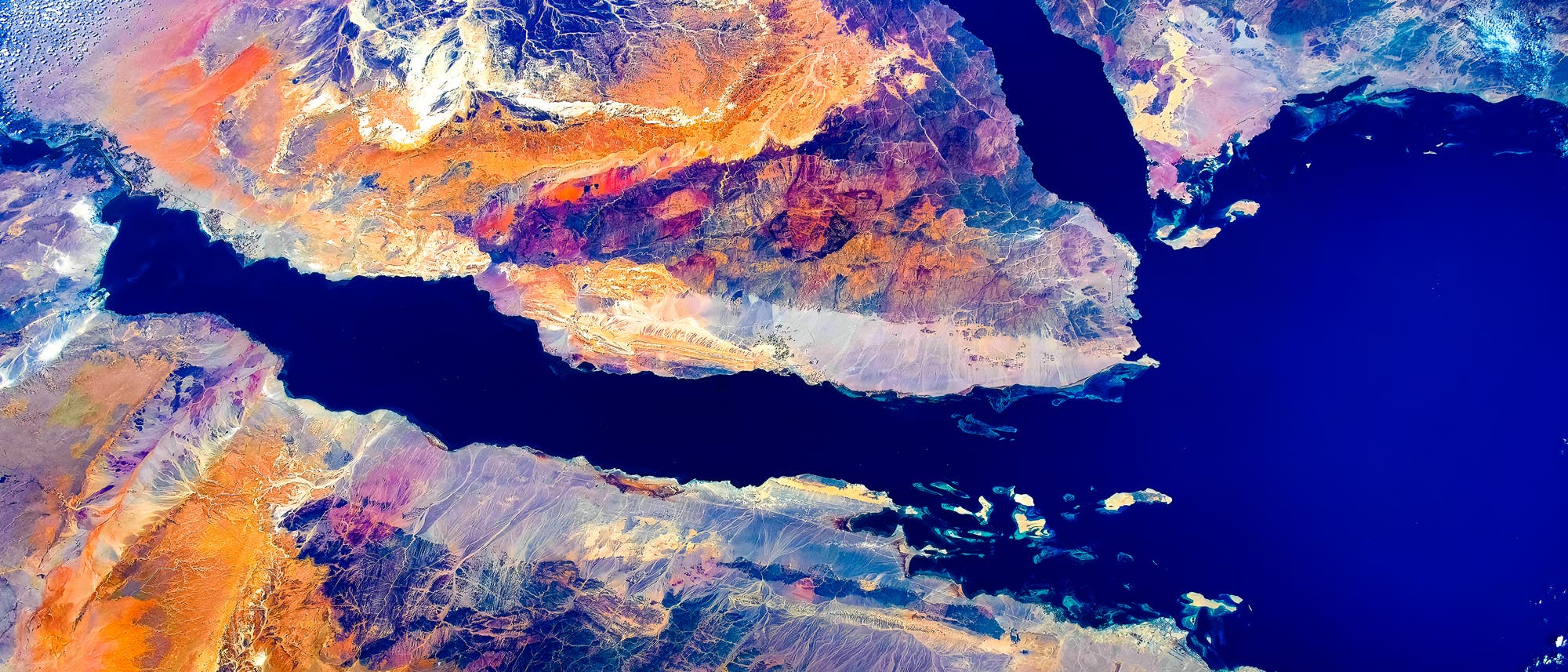 Satellitenbild einer geografischen Karte, die das Rote Meer und die umliegenden Regionen zeigt. Die Karte hebt die kontrastreichen Farben der Wüstenlandschaften und die tiefblaue Farbe des Meeres hervor. Die Küstenlinien sind deutlich sichtbar, und die topografischen Merkmale der Halbinsel und der angrenzenden Landmassen sind detailliert dargestellt. Das Bild vermittelt einen Eindruck von der geologischen Vielfalt und der geografischen Lage der Region. Satellitenbild einer geografischen Karte, die das Rote Meer und die umliegenden Regionen zeigt. Die Karte hebt die kontrastreichen Farben der Wüstenlandschaften und die tiefblaue Farbe des Meeres hervor. Die Küstenlinien sind deutlich sichtbar, und die topografischen Merkmale der Halbinsel und der angrenzenden Landmassen sind detailliert dargestellt. Das Bild vermittelt einen Eindruck von der geologischen Vielfalt und der geografischen Lage der Region.