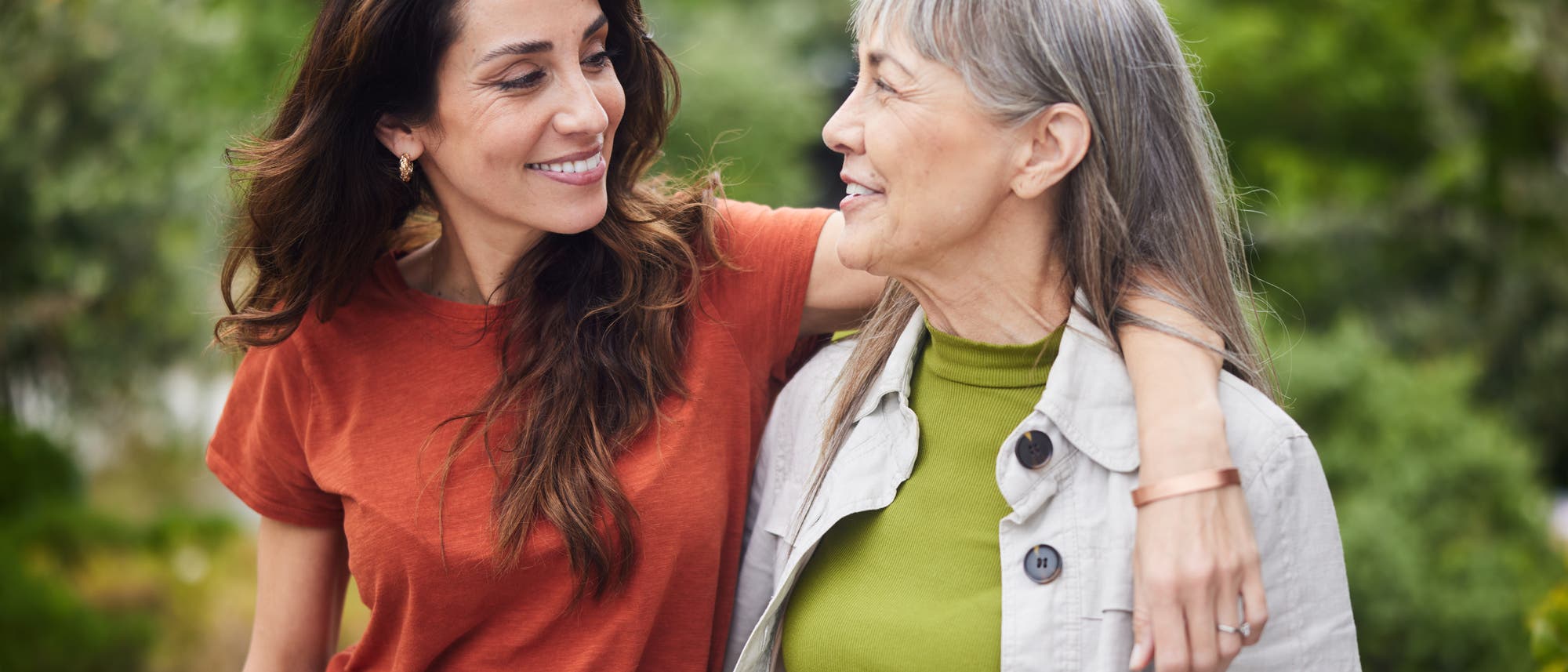 Zwei lachende Frauen mitleren Alters
