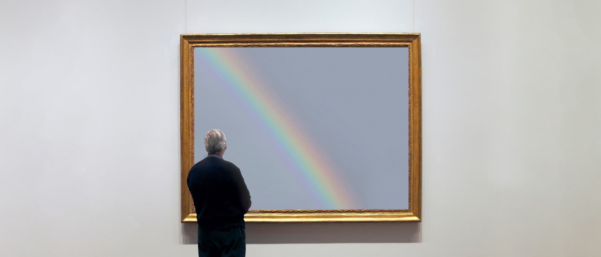 Eine Person steht vor einem großen Gemälde in einem Museum. Das Gemälde zeigt einen Regenbogen auf grauem Hintergrund und ist in einem goldenen Rahmen eingefasst. Die Person betrachtet das Kunstwerk aufmerksam. Eine Person steht vor einem großen Gemälde in einem Museum. Das Gemälde zeigt einen Regenbogen auf grauem Hintergrund und ist in einem goldenen Rahmen eingefasst. Die Person betrachtet das Kunstwerk aufmerksam.