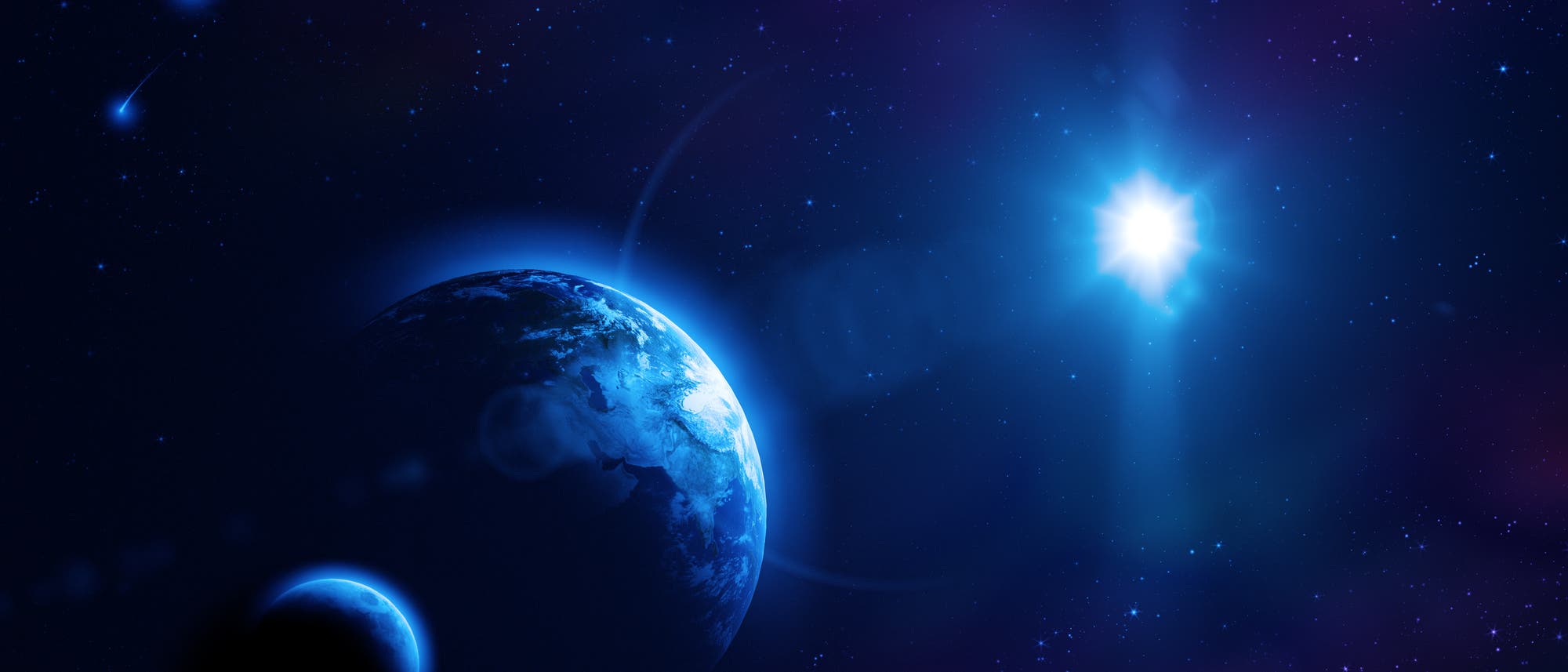 Ein beeindruckendes Bild des Weltraums zeigt die Erde im Vordergrund, beleuchtet von einem hellen Licht, das von einem Stern oder der Sonne ausgeht. Im Hintergrund sind zahlreiche Sterne und zwei leuchtende Kometen zu sehen, die durch den dunklen, blauen Raum fliegen. Die Szene vermittelt ein Gefühl von Weite und Ruhe im Universum.