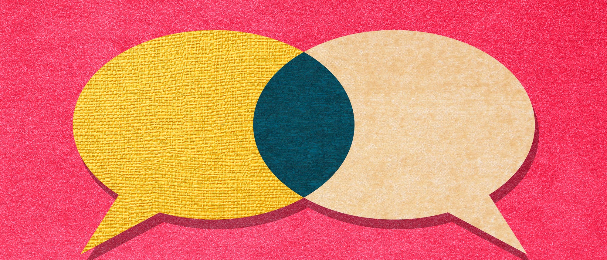 Zwei sich überschneidende Sprechblasen auf rotem Hintergrund, die ein Venn-Diagramm darstellen. Die linke Blase ist gelb, die rechte beige, und der Überlappungsbereich ist dunkelblau. Dieses Diagramm symbolisiert die Schnittmenge von Ideen oder Gesprächen.