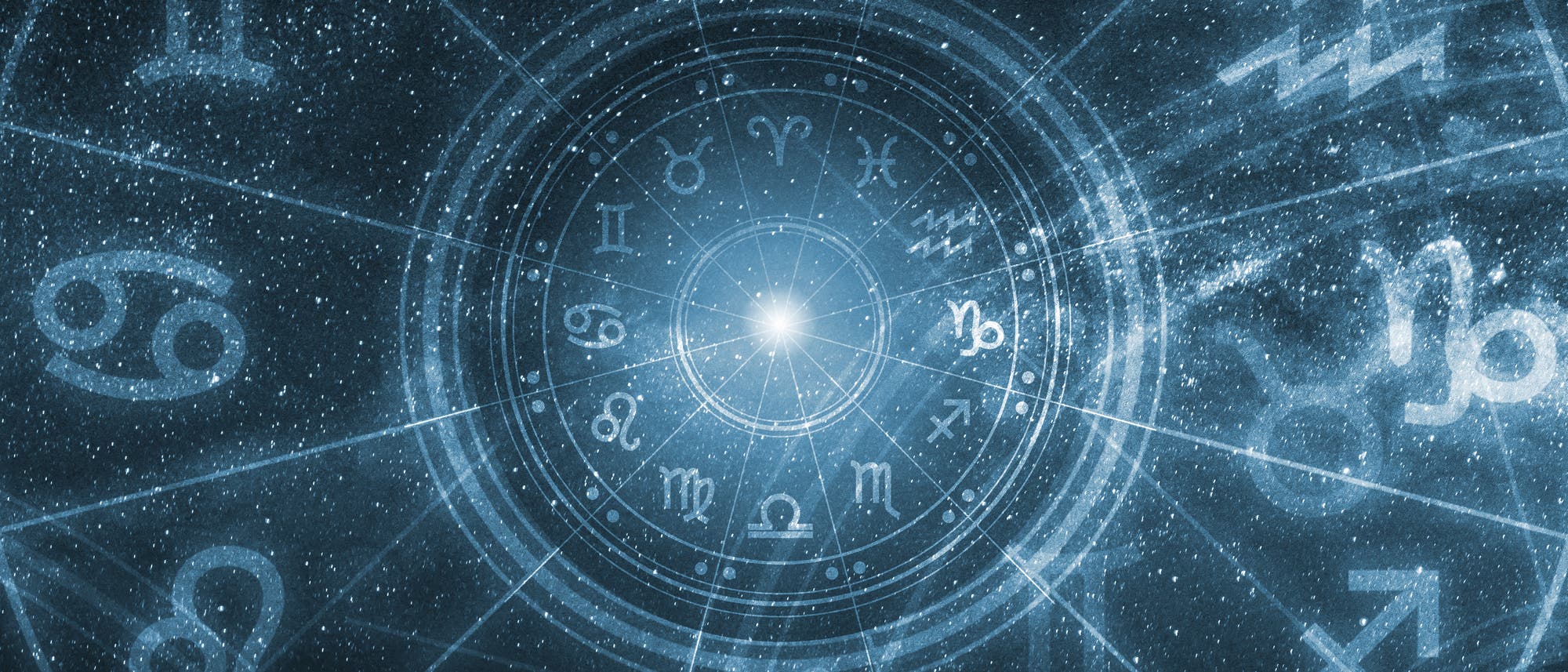 Ein astrologischer Kreis mit den zw&ouml;lf Tierkreiszeichen, mit Linien unterteilt, ist in einem kreisf&ouml;rmigen Muster um einen leuchtenden Mittelpunkt angeordnet. Ein dunkelblauer Hintergrund mit wei&szlig;en Punkten soll den Eindruck von Sternen und Kosmos vermitteln.
