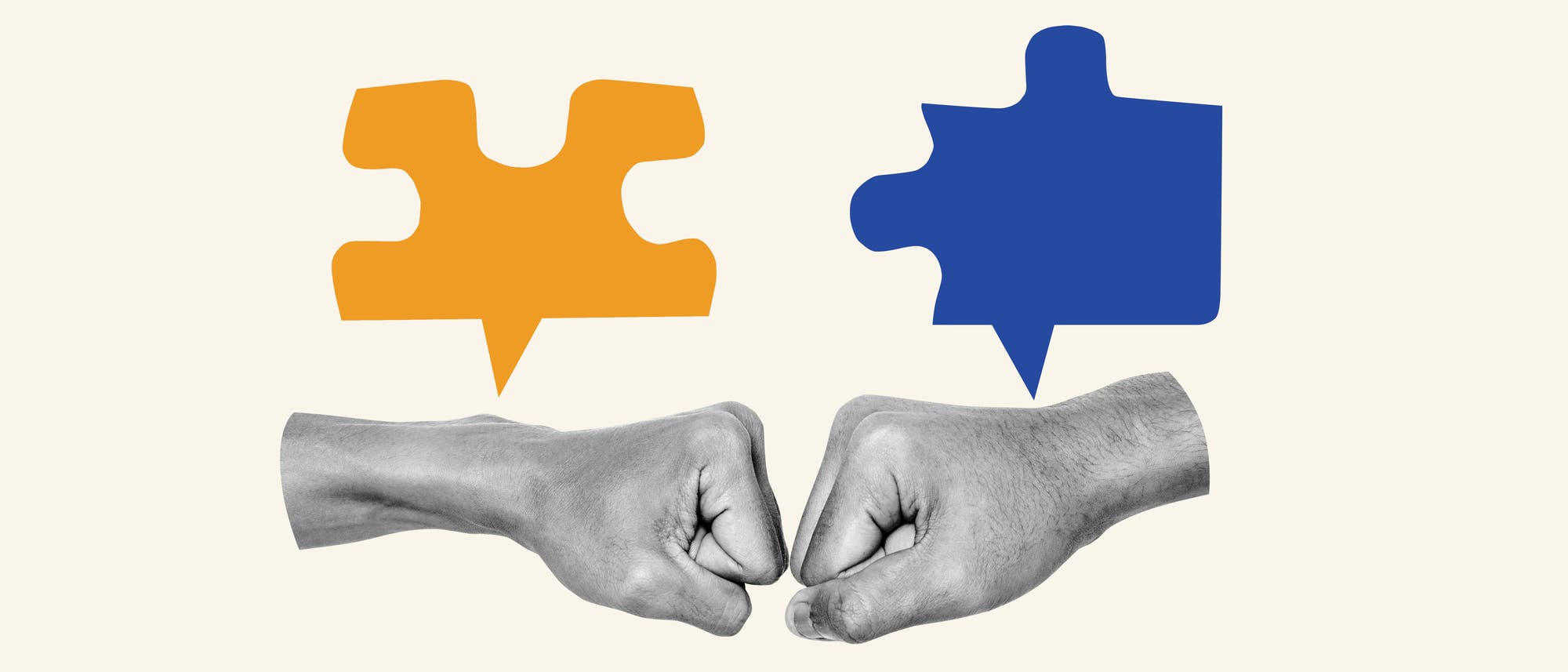 Zwei Fäuste stoßen sich an, symbolisierend für Zusammenarbeit oder Einigung. Über den Fäusten befinden sich zwei Sprechblasen in Form von Puzzleteilen, eines orange und das andere blau, die auf Kommunikation und Verbindung hinweisen. Der Hintergrund ist beige. Zwei Fäuste stoßen sich an, symbolisierend für Zusammenarbeit oder Einigung. Über den Fäusten befinden sich zwei Sprechblasen in Form von Puzzleteilen, eines orange und das andere blau, die auf Kommunikation und Verbindung hinweisen. Der Hintergrund ist beige.