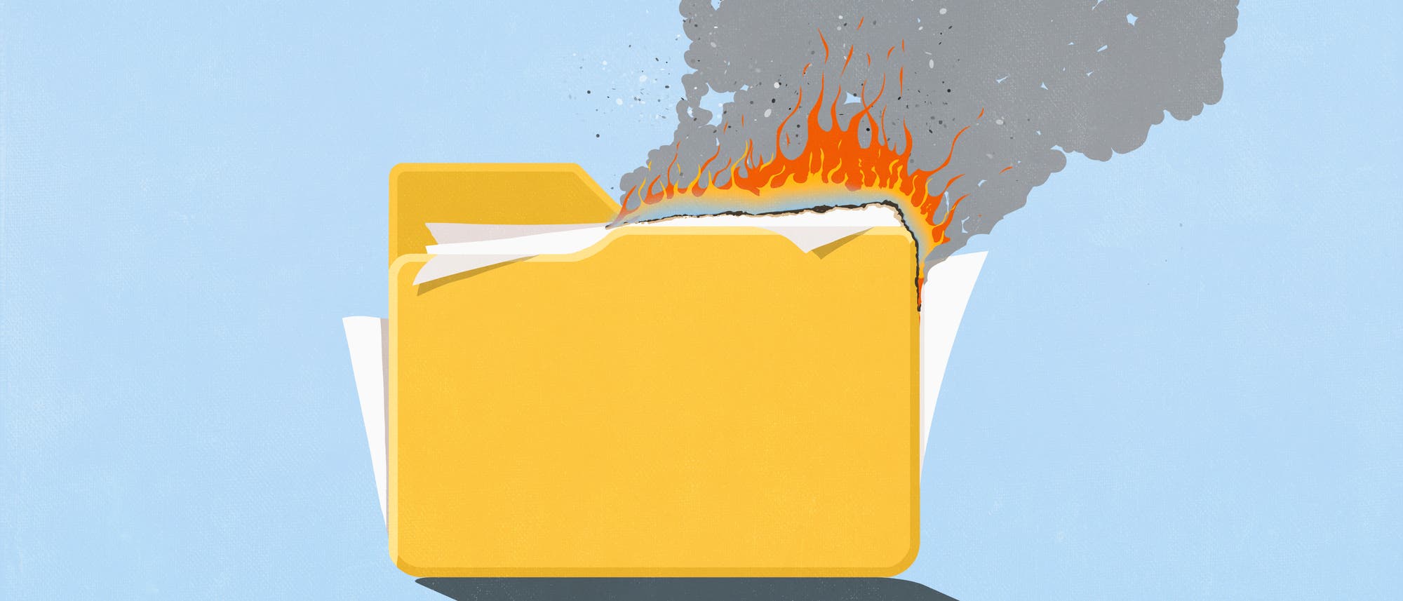 Eine gelbe Aktenmappe, die an der oberen rechten Ecke brennt, mit Flammen und aufsteigendem Rauch. Die Mappe enthält Papiere, die ebenfalls Feuer gefangen haben. Der Hintergrund der Illustration ist hellblau.