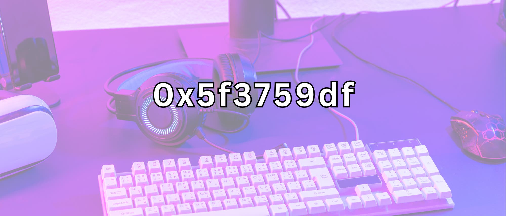 Ein Schreibtisch mit einer Tastatur, einem Paar Kopfh&ouml;rer und einer Computermaus. Im Vordergrund ist der Text "0x5f3759df" prominent zu sehen. Der Hintergrund ist in einem violetten Farbton gehalten, was eine futuristische Atmosph&auml;re schafft. Der Text k&ouml;nnte auf einen technischen oder programmierbezogenen Kontext hinweisen.