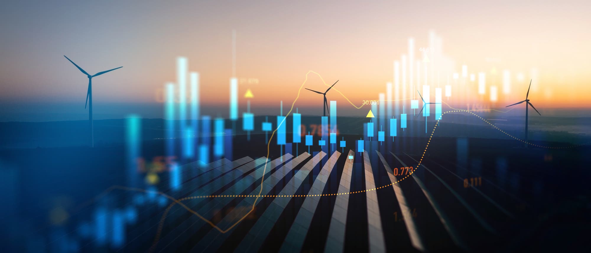 Eine Landschaft mit Windkraftanlagen im Hintergrund, &uuml;berlagert von einem transparenten Balkendiagramm. Das Diagramm zeigt verschiedene Balken in Blau, die Datenpunkte und Trends darstellen. Im Vordergrund sind Zahlen und Linien eines B&ouml;rsencharts zu sehen.