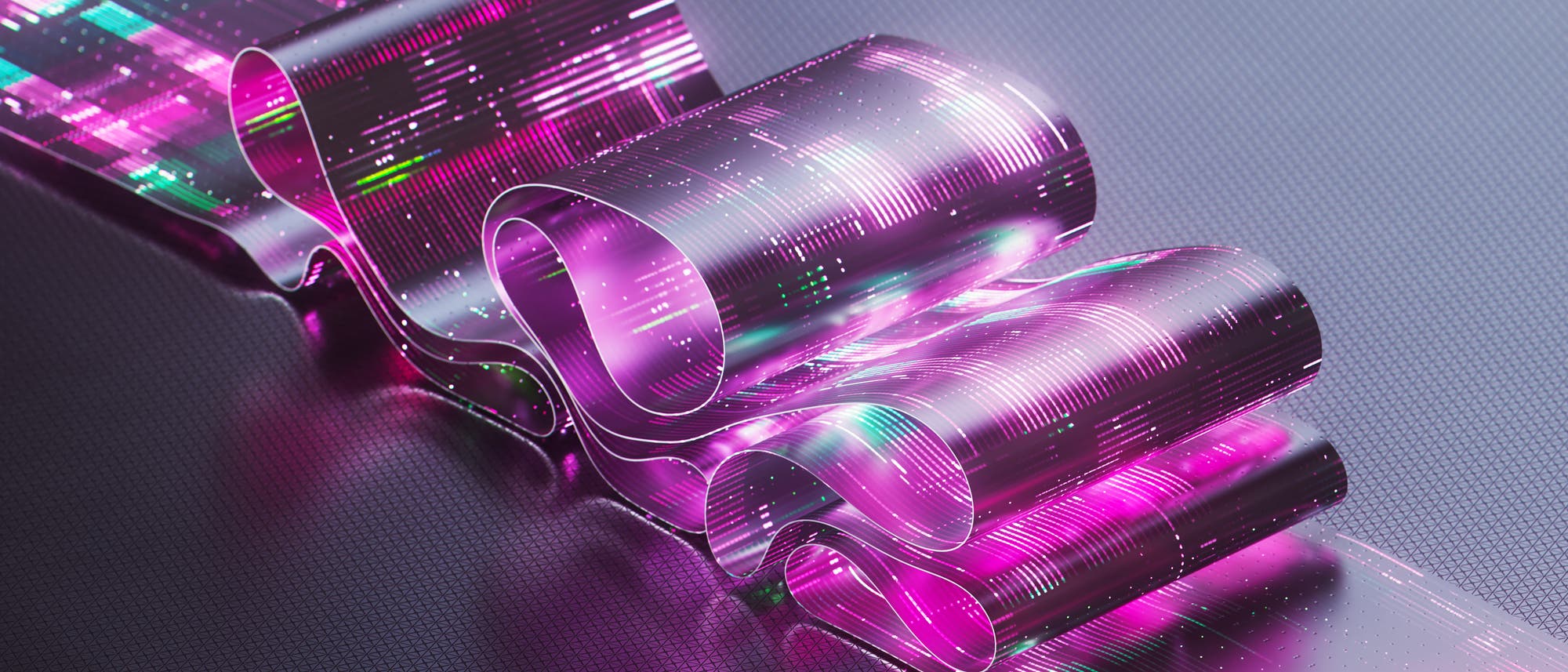 Eine 3D-Darstellung eines futuristischen, bandartigen Objekts, das in Schleifen auf einer strukturierten Oberfl&auml;che liegt. Das Band ist transparent und zeigt leuchtende, digitale Muster in Pink- und Gr&uuml;nt&ouml;nen. Die Darstellung vermittelt ein Gef&uuml;hl von Technologie und Innovation.