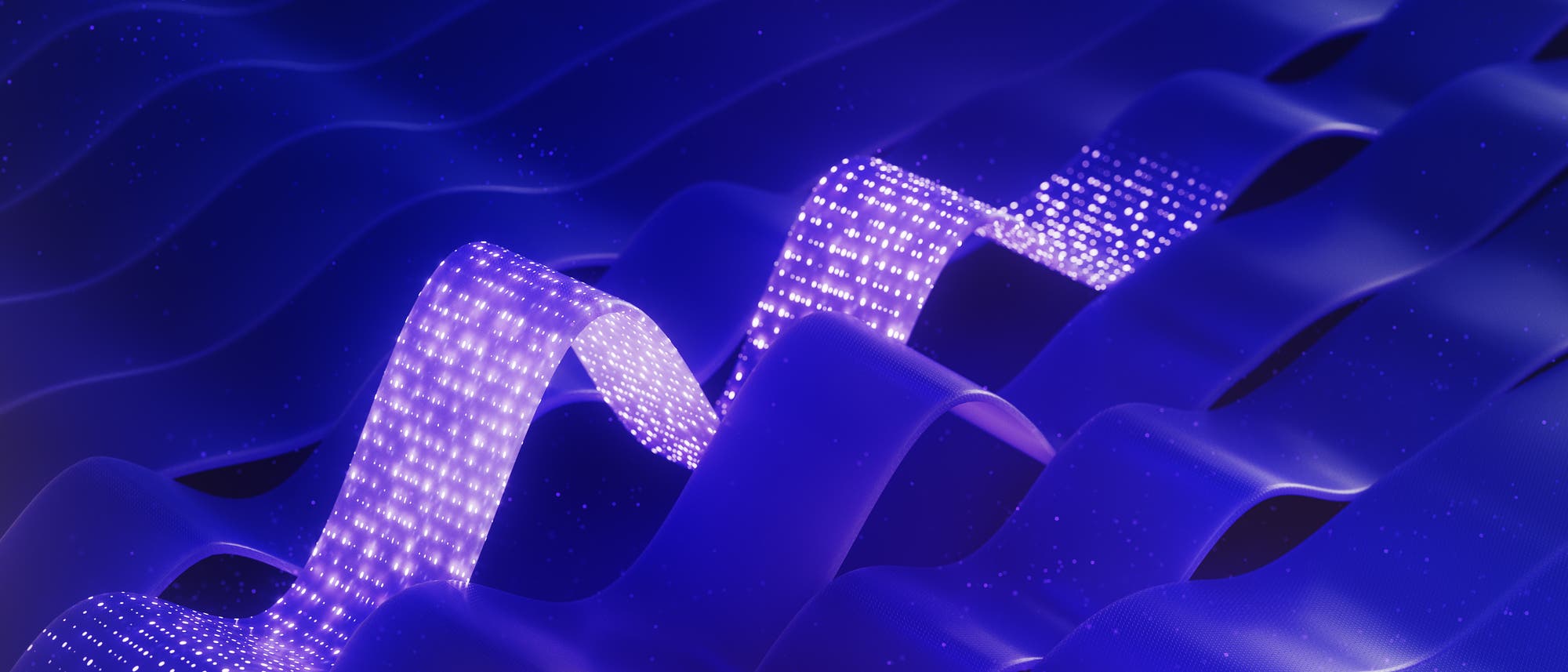 Eine 3D-Darstellung zeigt wellenf&ouml;rmige, blaue B&auml;nder, die sich durch den Raum ziehen. Ein Band ist mit leuchtenden, wei&szlig;en Punkten bedeckt, die wie digitale Daten aussehen. Die Szene vermittelt ein futuristisches, technologisches Gef&uuml;hl.