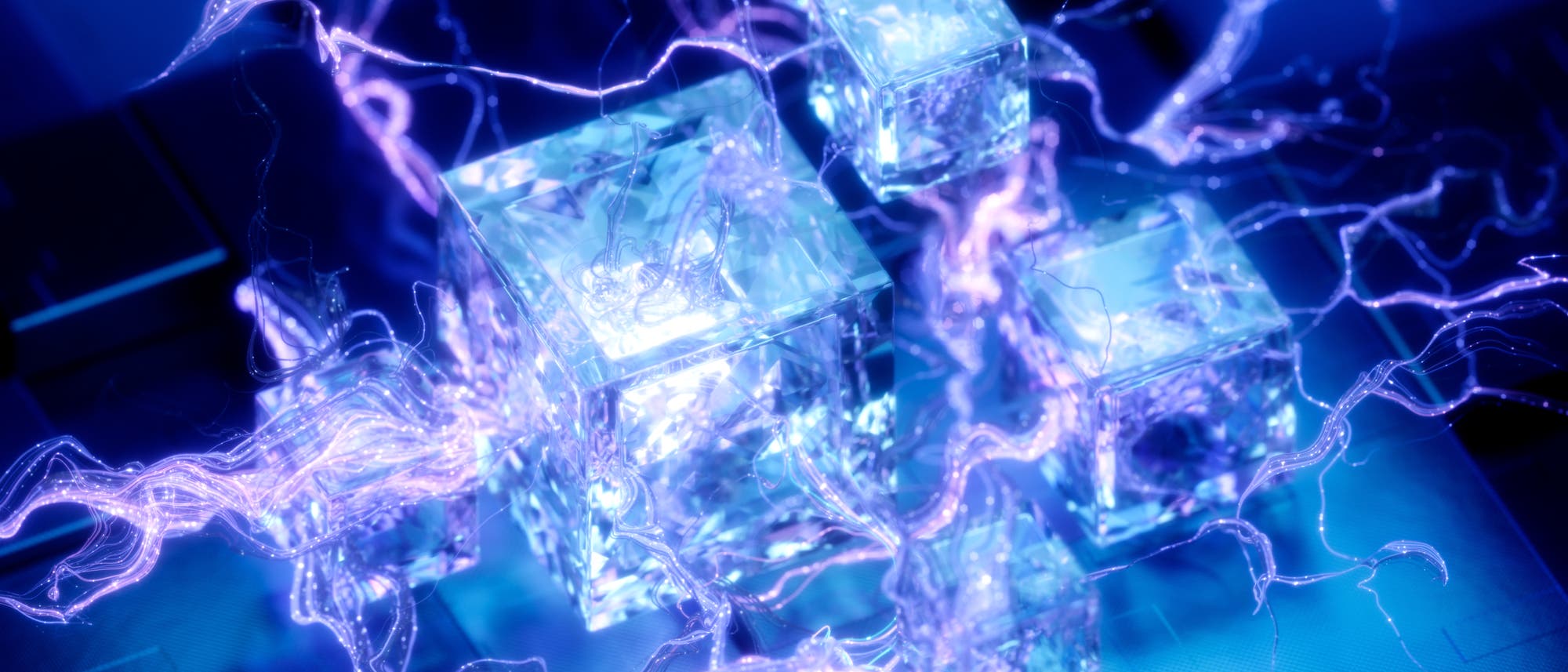Eine 3D-Darstellung zeigt transparente Würfel, die auf einer Oberfläche schweben. Um die Würfel herum sind leuchtende, elektrische Ströme in Blau- und Violetttönen sichtbar, die eine dynamische und energiegeladene Atmosphäre erzeugen. Die Szene vermittelt ein futuristisches und technologisches Gefühl.