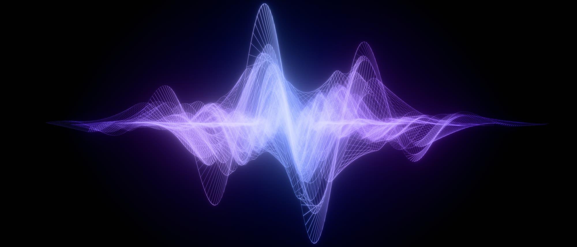 Ein abstraktes Spektrogramm mit wellenf&ouml;rmigen Linien in Blau- und Violettt&ouml;nen auf schwarzem Hintergrund. Die Linien verlaufen symmetrisch von der Mitte aus und zeigen die Intensit&auml;t und Frequenzverteilung eines Schallsignals. Die Darstellung vermittelt ein Gef&uuml;hl von Bewegung und Energie.