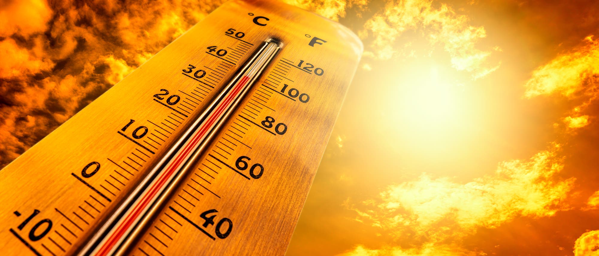 Ein Thermometer zeigt hohe Temperaturen in Celsius und Fahrenheit an, während die Sonne hell am Himmel scheint. Der Hintergrund ist in warmen Orangetönen gehalten, was auf eine heiße Wetterlage hinweist. Ein Thermometer zeigt hohe Temperaturen in Celsius und Fahrenheit an, während die Sonne hell am Himmel scheint. Der Hintergrund ist in warmen Orangetönen gehalten, was auf eine heiße Wetterlage hinweist.