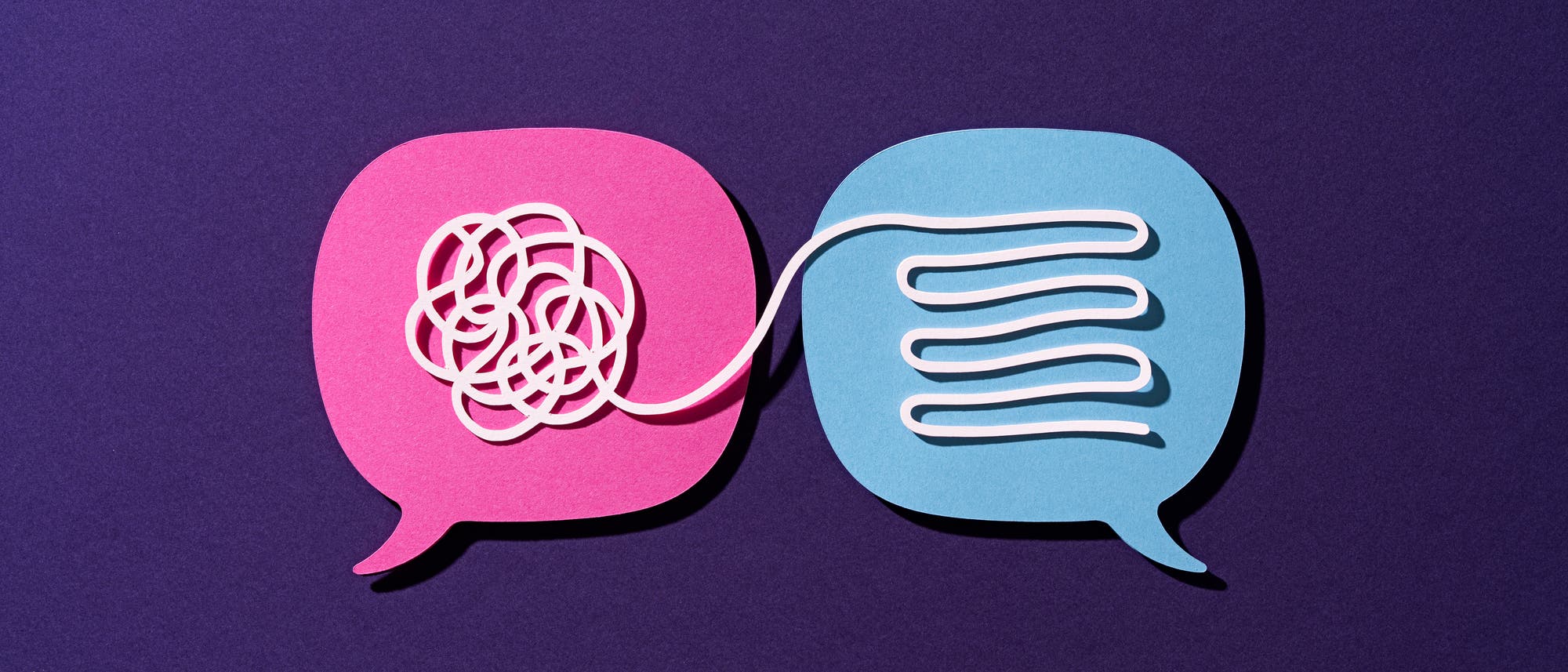 Zwei Sprechblasen auf einem dunklen Hintergrund: Die linke, pinke Sprechblase enth&auml;lt ein unordentliches, verworrenes wei&szlig;es Linienmuster, das in die rechte, blaue Sprechblase &uuml;bergeht, wo es sich in geordnete, parallele Linien verwandelt. Darstellung von Kommunikation und Klarheit.