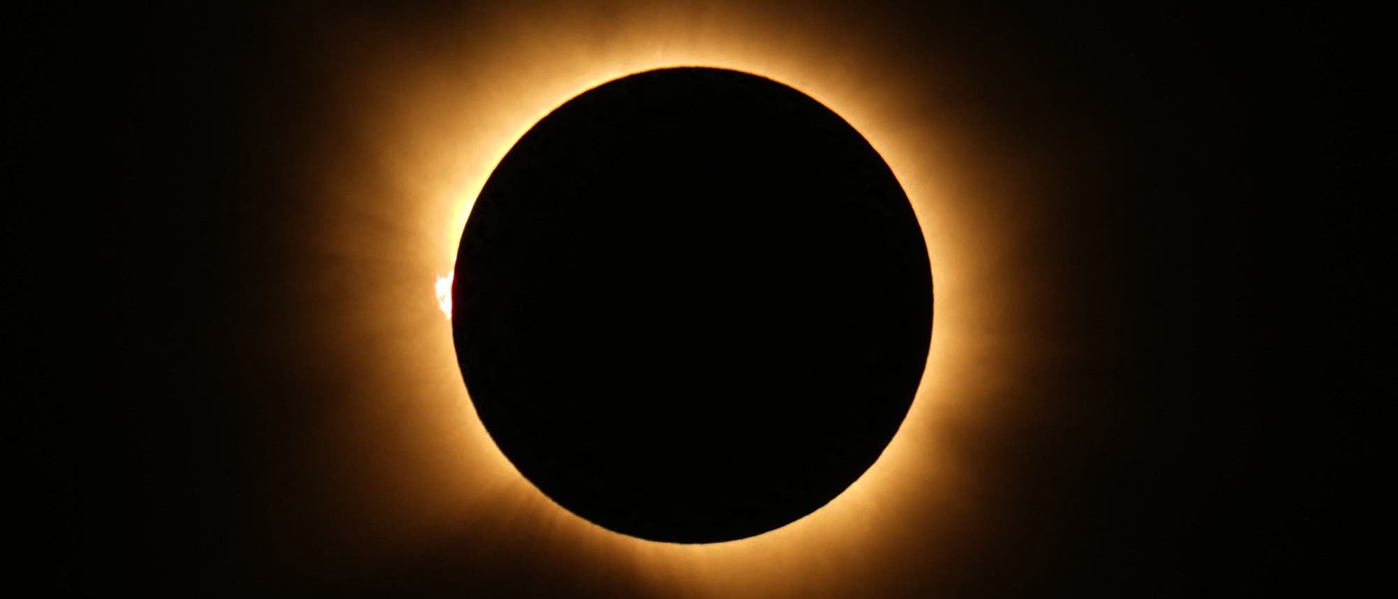 Eine totale Sonnenfinsternis, bei der der Mond die Sonne vollständig verdeckt. Der dunkle Umriss des Mondes ist von der leuchtenden Korona der Sonne umgeben, die als heller, strahlender Ring sichtbar ist. Die Szene ist in einem dunklen Himmel aufgenommen, was den Kontrast zwischen der Korona und dem Mond verstärkt. Eine totale Sonnenfinsternis, bei der der Mond die Sonne vollständig verdeckt. Der dunkle Umriss des Mondes ist von der leuchtenden Korona der Sonne umgeben, die als heller, strahlender Ring sichtbar ist. Die Szene ist in einem dunklen Himmel aufgenommen, was den Kontrast zwischen der Korona und dem Mond verstärkt.