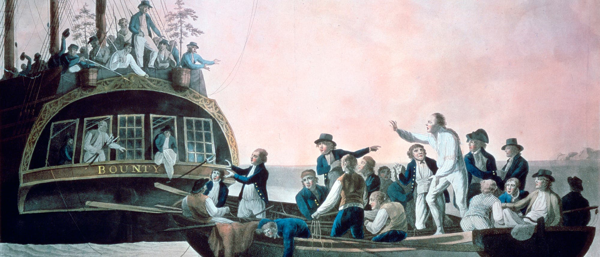 Ein historischer Druck zeigt eine dramatische Szene auf See. Links ist das Heck eines großen Segelschiffs mit dem Namen "Bounty" zu sehen, auf dem mehrere Personen stehen. Rechts davon befindet sich ein kleines Beiboot mit dicht gedrängten Menschen, von denen einige gestikulieren. Der Himmel ist in sanften Pastelltönen gehalten, und das Wasser wirkt ruhig. Die Szene vermittelt eine angespannte Atmosphäre, die auf eine bedeutende historische Begebenheit hinweist.
