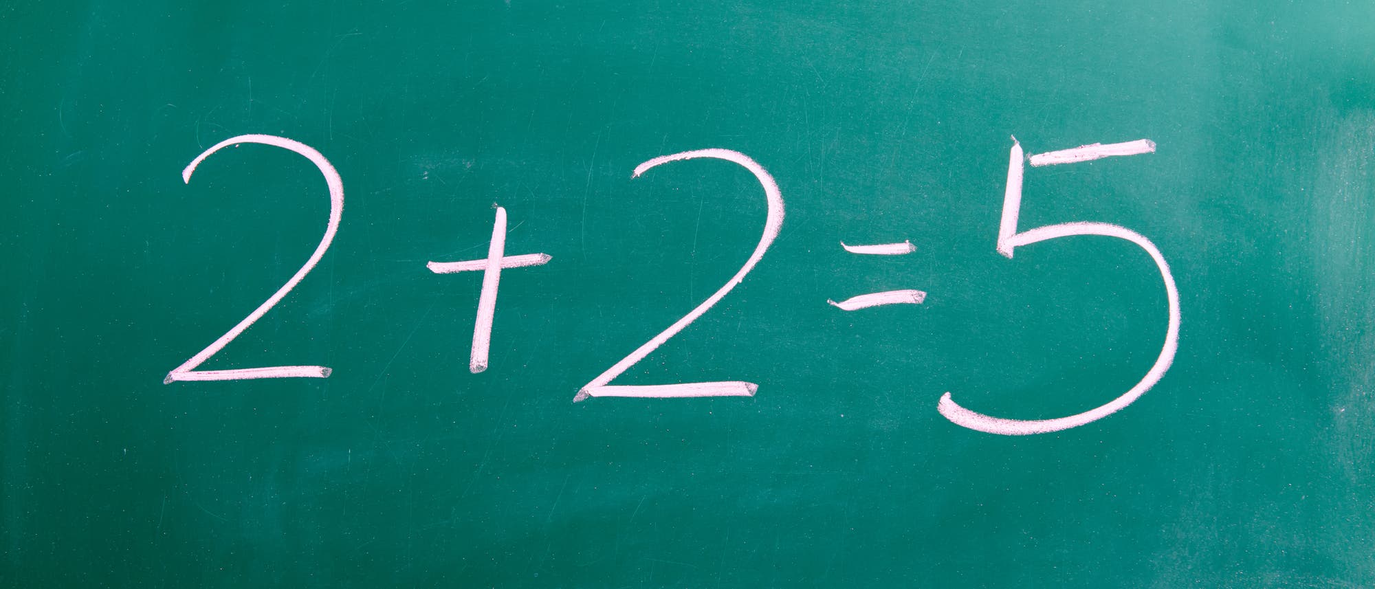Eine grüne Tafel mit der mathematischen Gleichung "2 + 2 = 5" in weißer Kreide geschrieben. Die Gleichung ist mathematisch inkorrekt und könnte als humorvolle oder satirische Darstellung verwendet werden. Eine grüne Tafel mit der mathematischen Gleichung "2 + 2 = 5" in weißer Kreide geschrieben. Die Gleichung ist mathematisch inkorrekt und könnte als humorvolle oder satirische Darstellung verwendet werden.