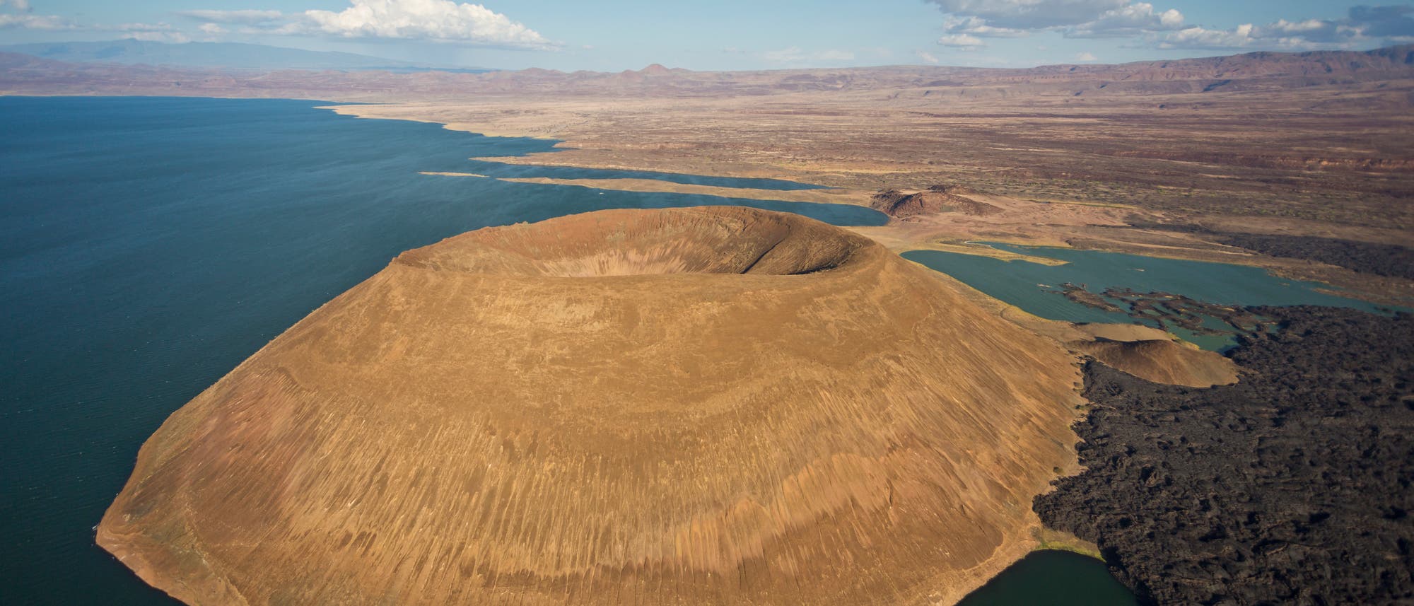 Der Ostafrikanische Grabenbruch wird auch durch aktiven Vulkanismus geprägt: Der Nabuyatom-Krater südlich des Turkana-Sees ist dafür nur ein Beleg.