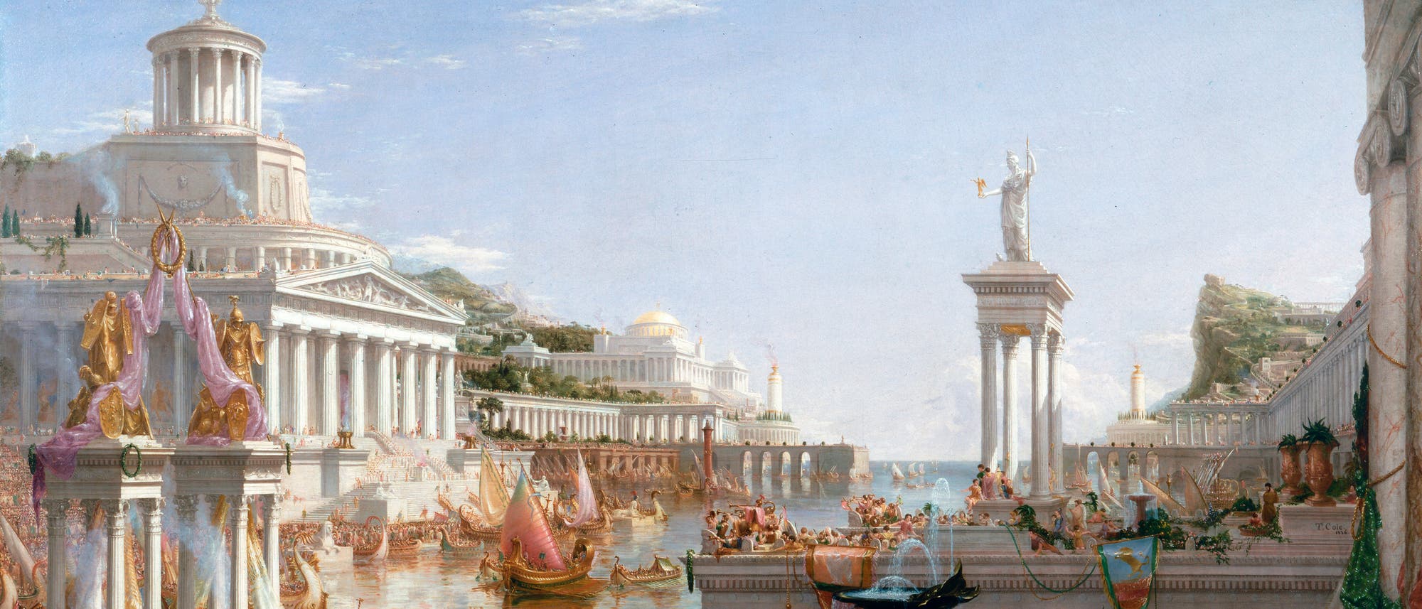 Eine malerische Darstellung einer antiken, idealisierten Stadt am Wasser, inspiriert von klassischer Architektur. Im Vordergrund sind prächtige Gebäude mit Säulen und Kuppeln zu sehen, umgeben von lebhaften Szenen mit Menschen, die Boote besteigen und Handel treiben. Statuen und dekorative Elemente schmücken die Umgebung, während im Hintergrund weitere monumentale Bauwerke und eine Statue auf einer Säule sichtbar sind. Die Szene vermittelt ein Gefühl von Wohlstand und kultureller Blüte.