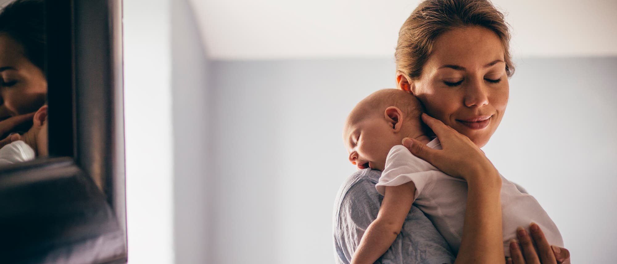 Frischgebackene Mutter mit Säugling