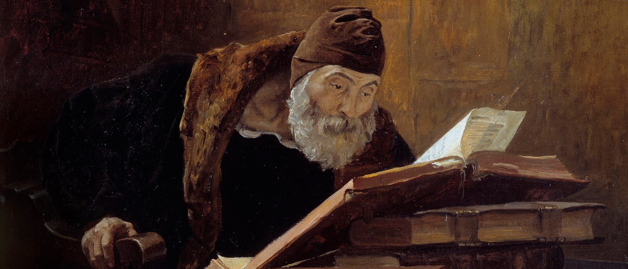 Ein Gem&auml;lde zeigt eine &auml;ltere Person, die sich &uuml;ber einen Stapel gro&szlig;er, alter B&uuml;cher beugt. Die Person tr&auml;gt einen braunen Hut und einen Mantel mit Pelzkragen. Der Hintergrund ist dunkel und schlicht, was den Fokus auf die B&uuml;cher und die konzentrierte Haltung der Person lenkt. Das Bild vermittelt eine Atmosph&auml;re von Gelehrsamkeit und Vertiefung in das Lesen.