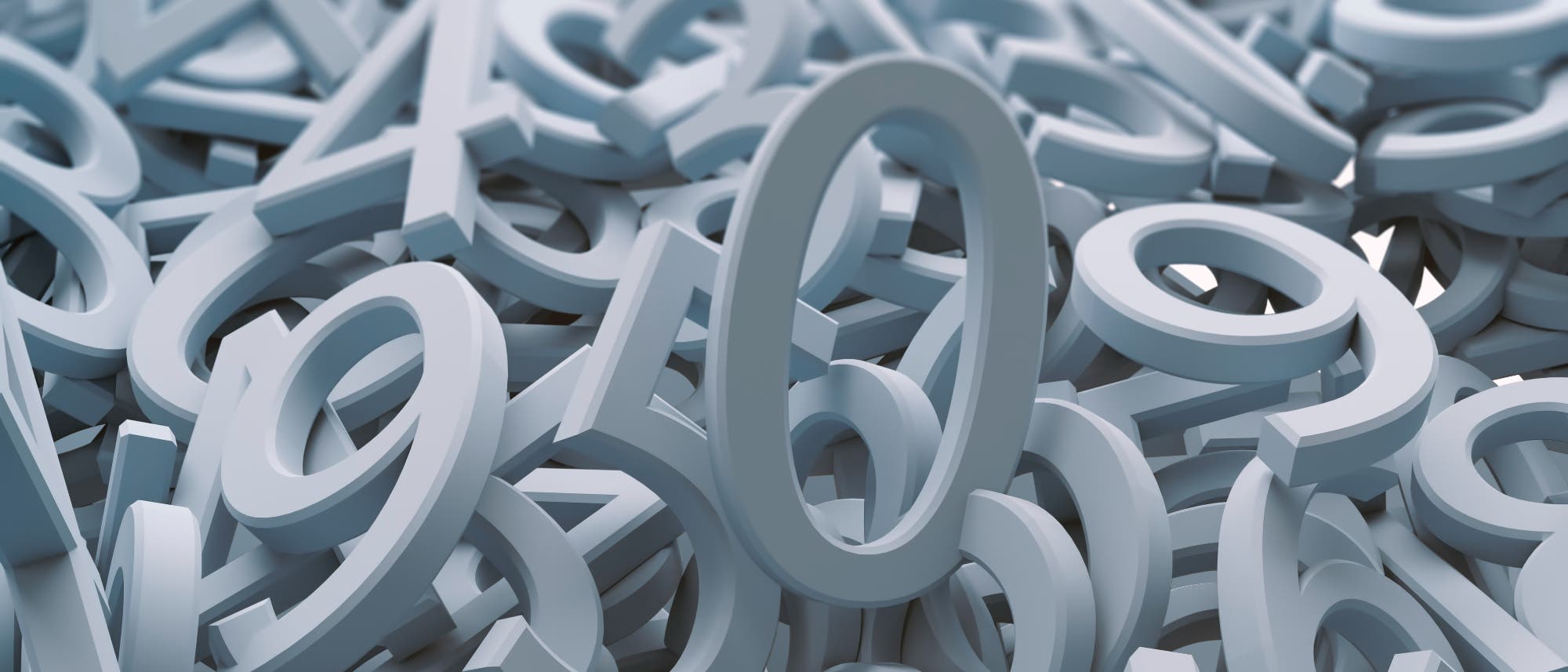 Eine 3D-Darstellung zeigt eine Vielzahl von grauen, dreidimensionalen Ziffern, die scheinbar zuf&auml;llig &uuml;bereinandergestapelt sind. Die Ziffern umfassen die Zahlen 0 bis 9 und sind in unterschiedlichen Winkeln angeordnet, was einen chaotischen, aber strukturierten Eindruck vermittelt. Die Perspektive des Bildes erzeugt eine Tiefe, die den Eindruck von Bewegung und Dynamik verst&auml;rkt.