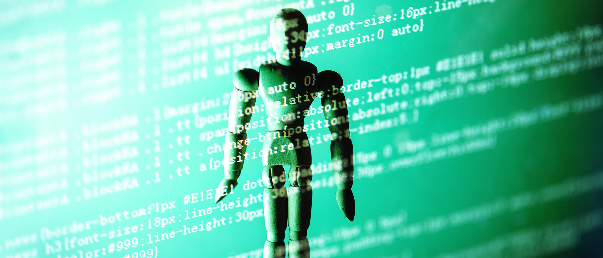 Eine hölzerne Gliederpuppe steht vor einem Hintergrund aus grünem Computercode. Der Code ist teilweise transparent und überlagert die Puppe, was eine Verbindung zwischen Mensch und Technologie suggeriert. Der Fokus liegt auf der Interaktion zwischen physischer und digitaler Welt. Eine hölzerne Gliederpuppe steht vor einem Hintergrund aus grünem Computercode. Der Code ist teilweise transparent und überlagert die Puppe, was eine Verbindung zwischen Mensch und Technologie suggeriert. Der Fokus liegt auf der Interaktion zwischen physischer und digitaler Welt.