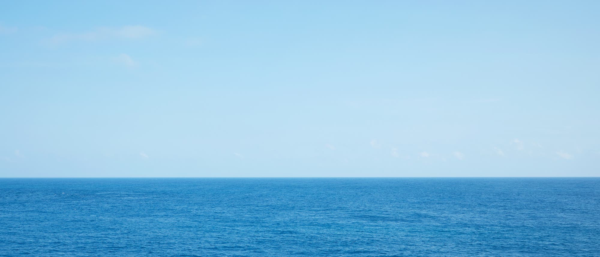 Meer unter wolkenlosem Himmel. Aber nicht bei Flaute sondern bei etwa Windstärke drei.