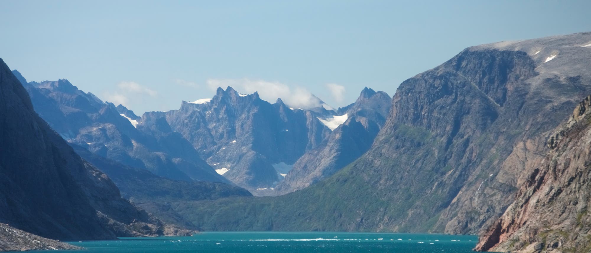 Blick auf einen grönländischen Fjord mit steilen Felswänden: Prins Christian Sund, Südgrönland