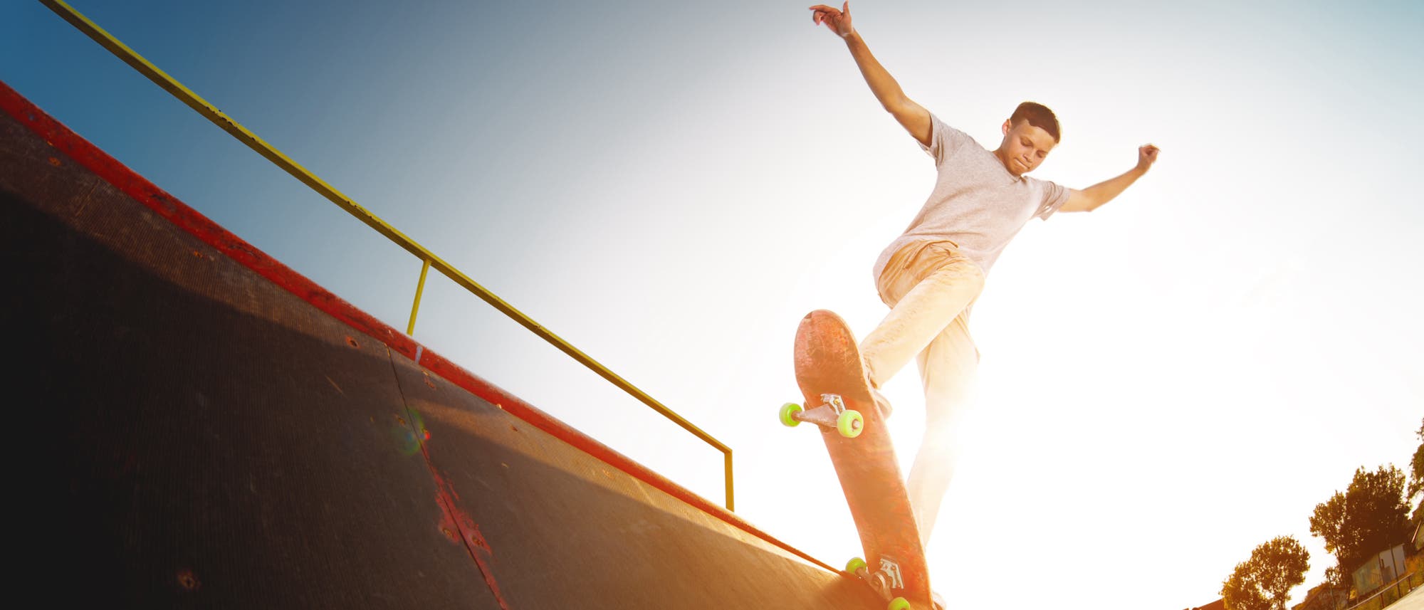 Ein Skateboarder auf einer Halfpipe