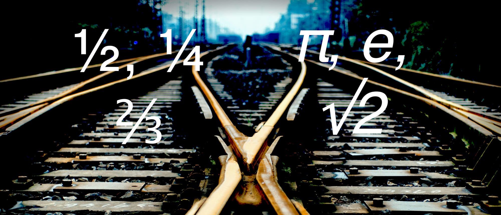 Ein Foto von Eisenbahnschienen, die sich in der Ferne verzweigen. Auf dem Bild sind mathematische Symbole und Zahlen &uuml;berlagert, darunter Br&uuml;che wie 1/2, 1/4, 2/3, sowie die Symbole &pi;, e und &radic;2. Die Schienen symbolisieren m&ouml;glicherweise verschiedene mathematische Wege oder Konzepte.