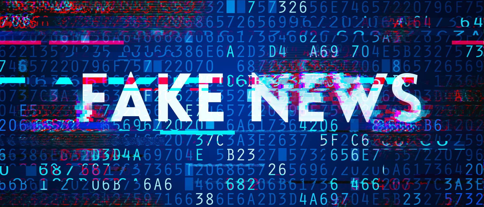 Schriftzug "Fake News" mit digitalen Ziffern im Hintergrund