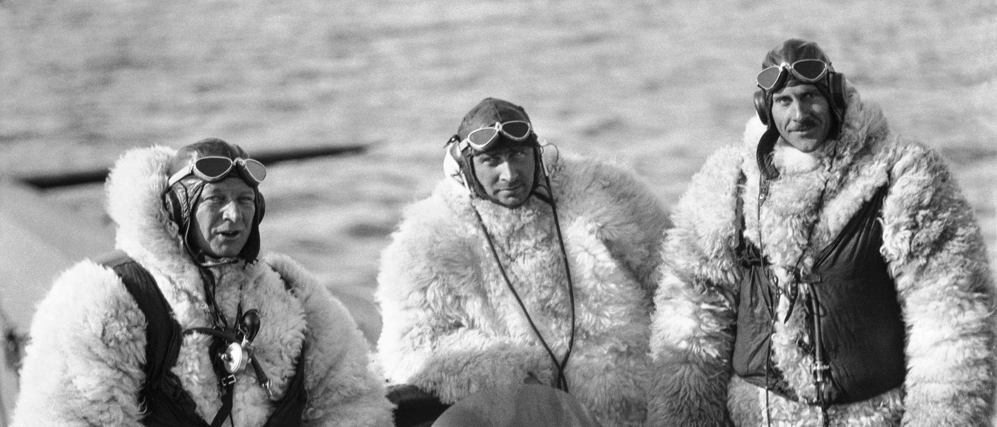 Geologe und Piloten in Polarkluftmode der 1930er vor ihrem Flugzeug
