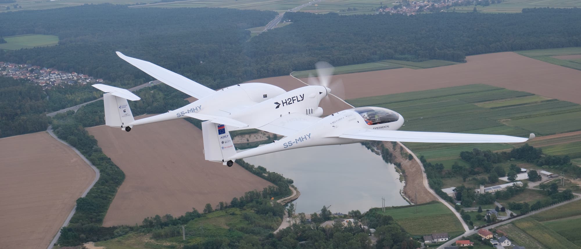 Das Wasserstoff-Flugzeug von H2Fly in der Luft über Slowenien.