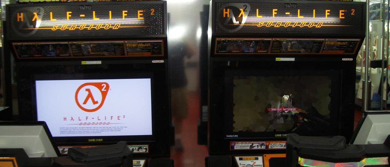 Zwei Arcade-Spielautomaten mit dem Spiel "Half-Life 2: Survivor". Der linke Bildschirm zeigt das Logo des Spiels mit dem Lambda-Symbol und der Aufschrift "Half-Life 2". Der rechte Bildschirm zeigt eine Spielsituation. Beide Automaten sind mit Steuerungselementen ausgestattet und befinden sich in einer Spielhalle. Zwei Arcade-Spielautomaten mit dem Spiel "Half-Life 2: Survivor". Der linke Bildschirm zeigt das Logo des Spiels mit dem Lambda-Symbol und der Aufschrift "Half-Life 2". Der rechte Bildschirm zeigt eine Spielsituation. Beide Automaten sind mit Steuerungselementen ausgestattet und befinden sich in einer Spielhalle.