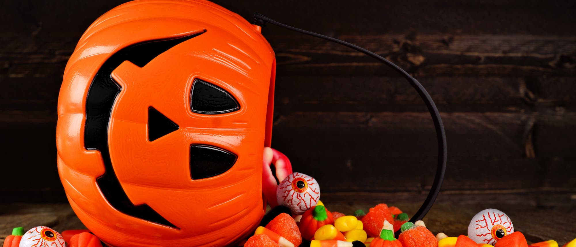 Kürbis mit Halloween-Süßigkeiten 
