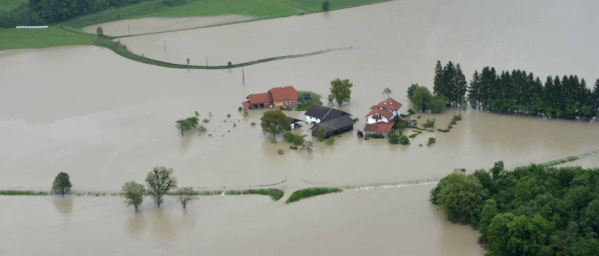 Hochwasser bei Burghausen im Luftbild