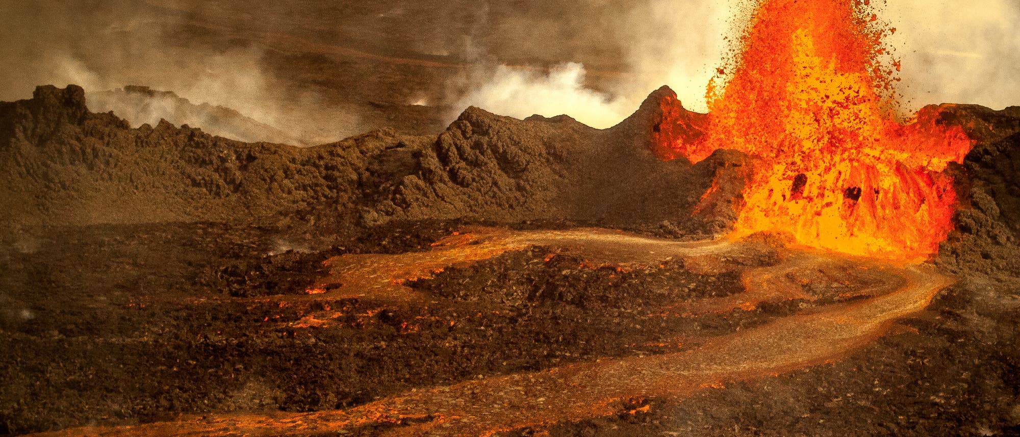 Lavafontäne und Lavastrom des Vulkans Holuhraun in Island. Darüber ungesund bräunliche Aschewölkchen