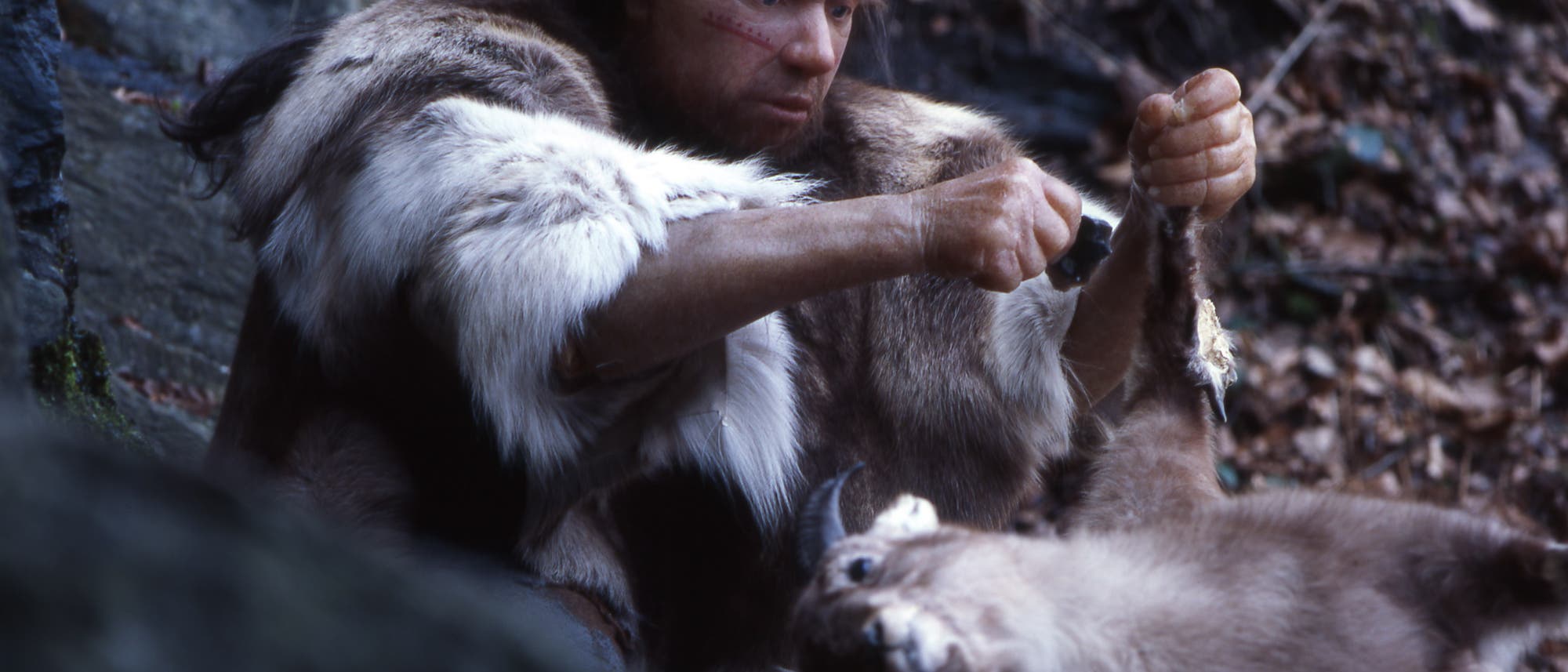 Neandertal-Jäger bei der Tierverarbeitung