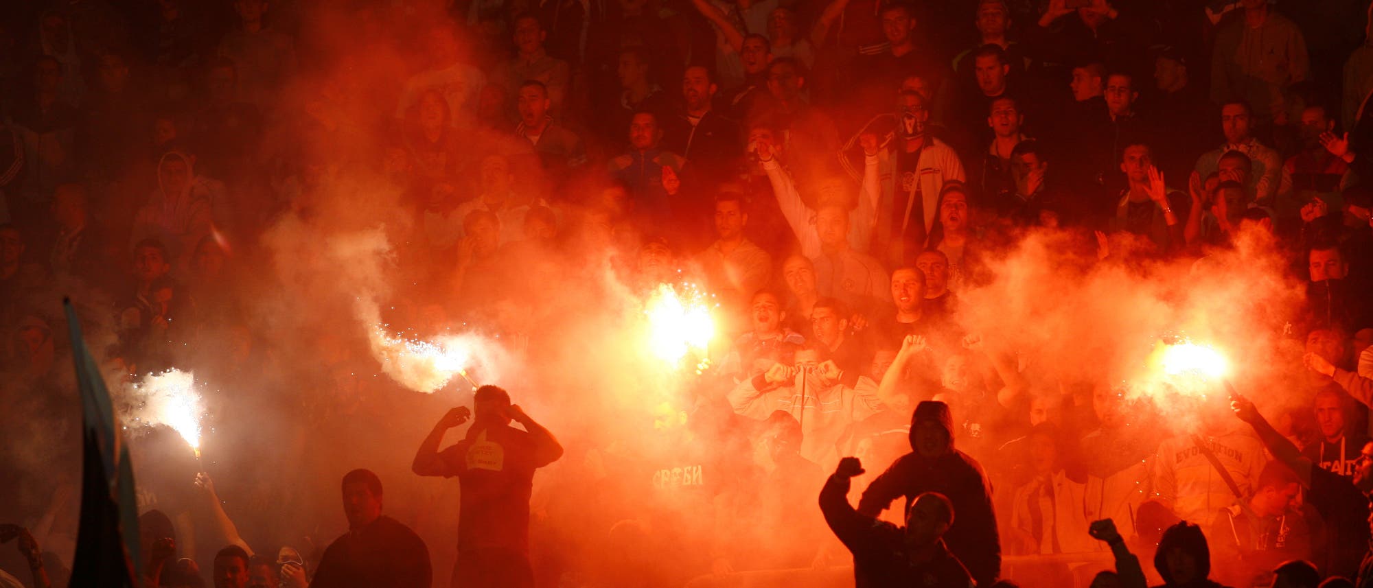 Pyrotechnik im Fußballstadion entzweit Fangruppen, Sicherheitsbehörden und Stadionbetreiber