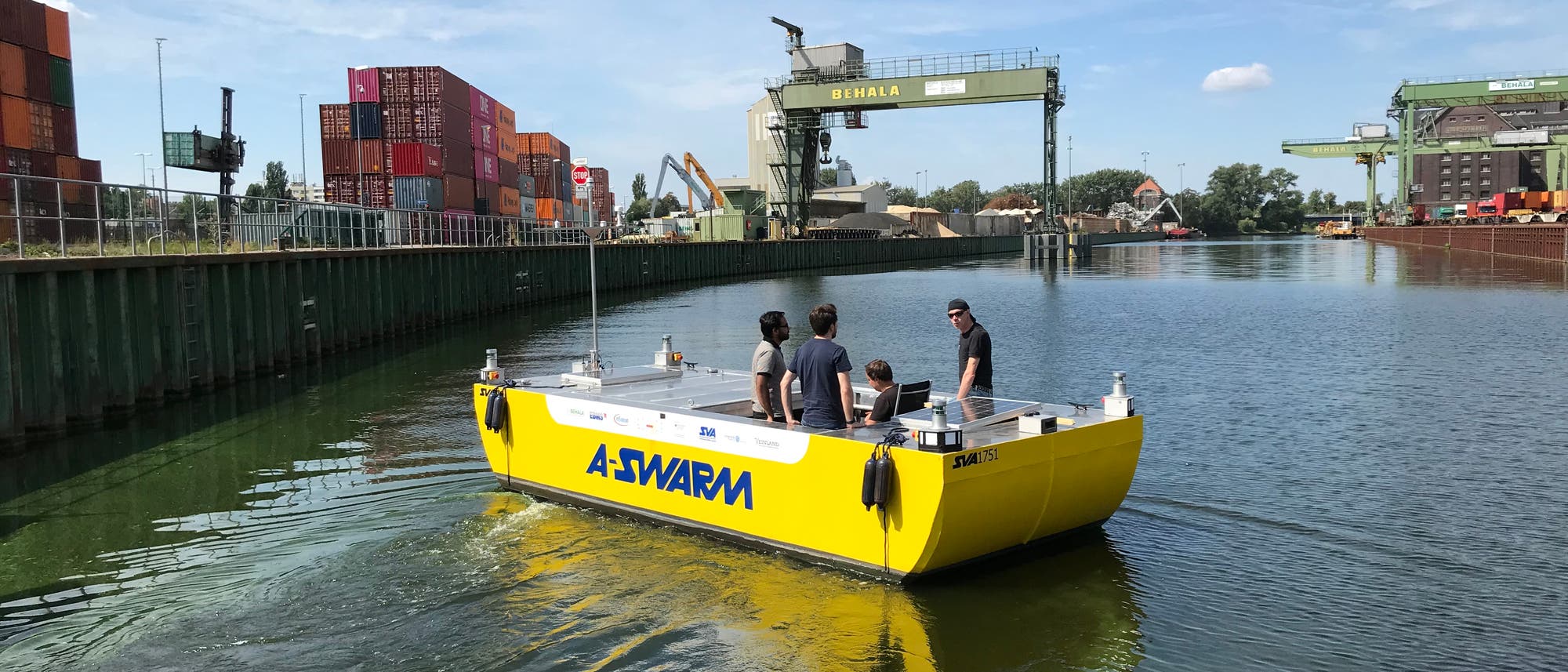 Das Versuchsboot von A-SWARM unterwegs im Berliner Westhafen