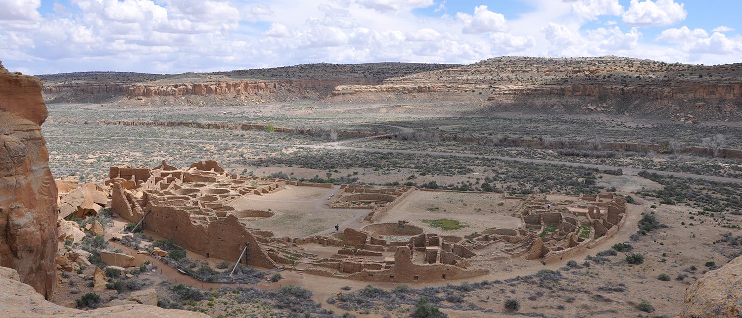 Panoramaaufnahme der archäologischen Fundstätte von Pueblo Bonito 