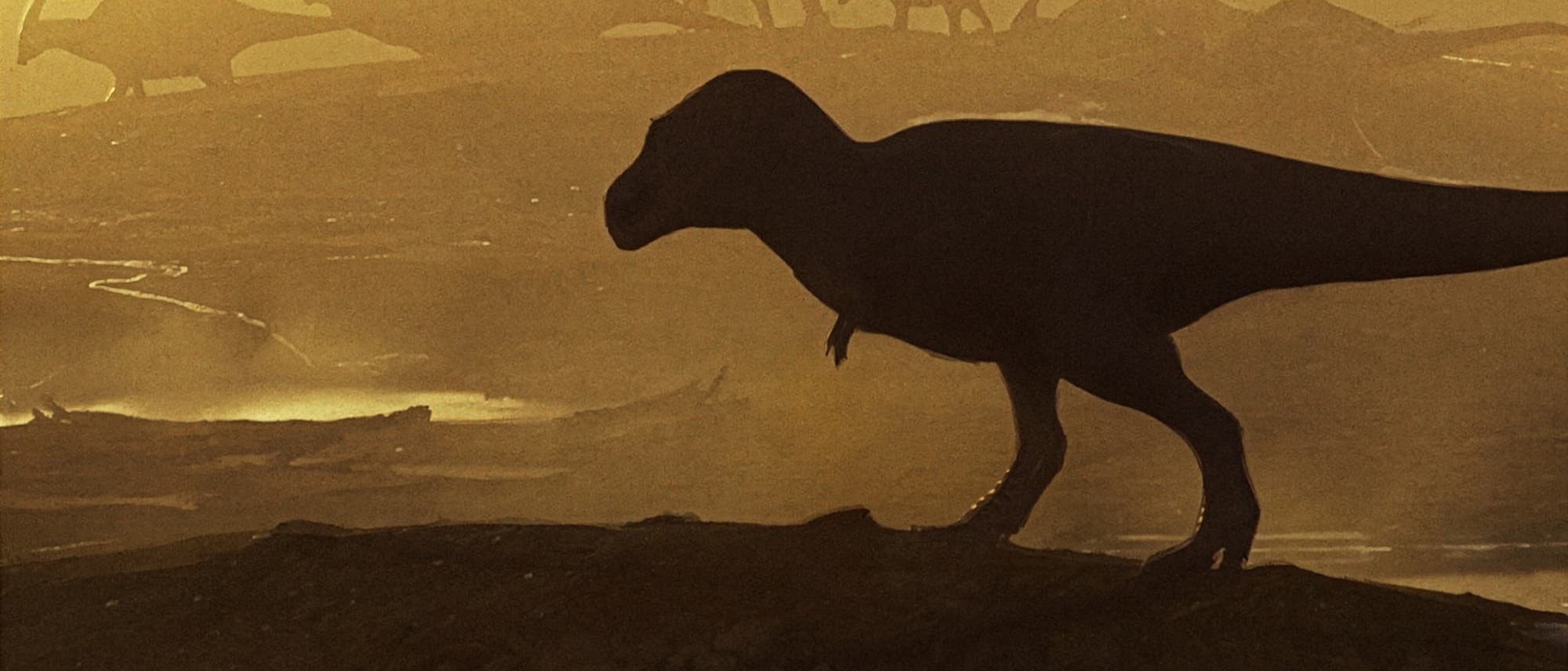 Eine k&uuml;nstlerische Darstellung einer pr&auml;historischen Landschaft bei Sonnenuntergang. Im Vordergrund ist die Silhouette eines gro&szlig;en Dinosauriers zu sehen, der auf einem H&uuml;gel steht. Im Hintergrund sind mehrere Dinosaurier-Silhouetten zu erkennen, die in der Ferne wandern. Die Szene ist in warmen, goldenen T&ouml;nen gehalten, die eine ruhige und mystische Atmosph&auml;re schaffen.