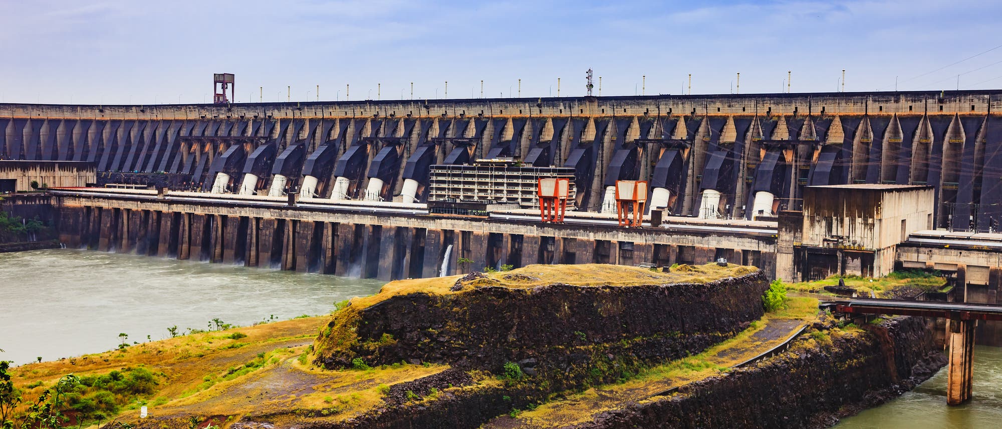 Der Itaipu-Staudamm versorgt große Teile Brasiliens und Paraguays mit Strom, ging aber auf Kosten des Regenwaldes