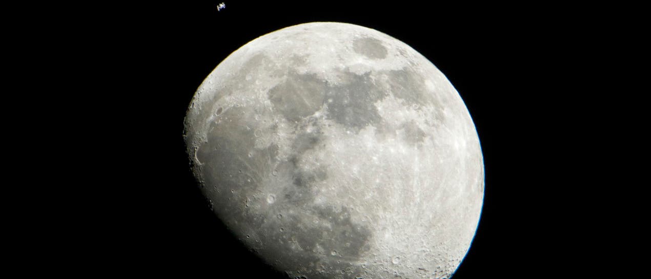 Vorbeiflug der ISS am Mond