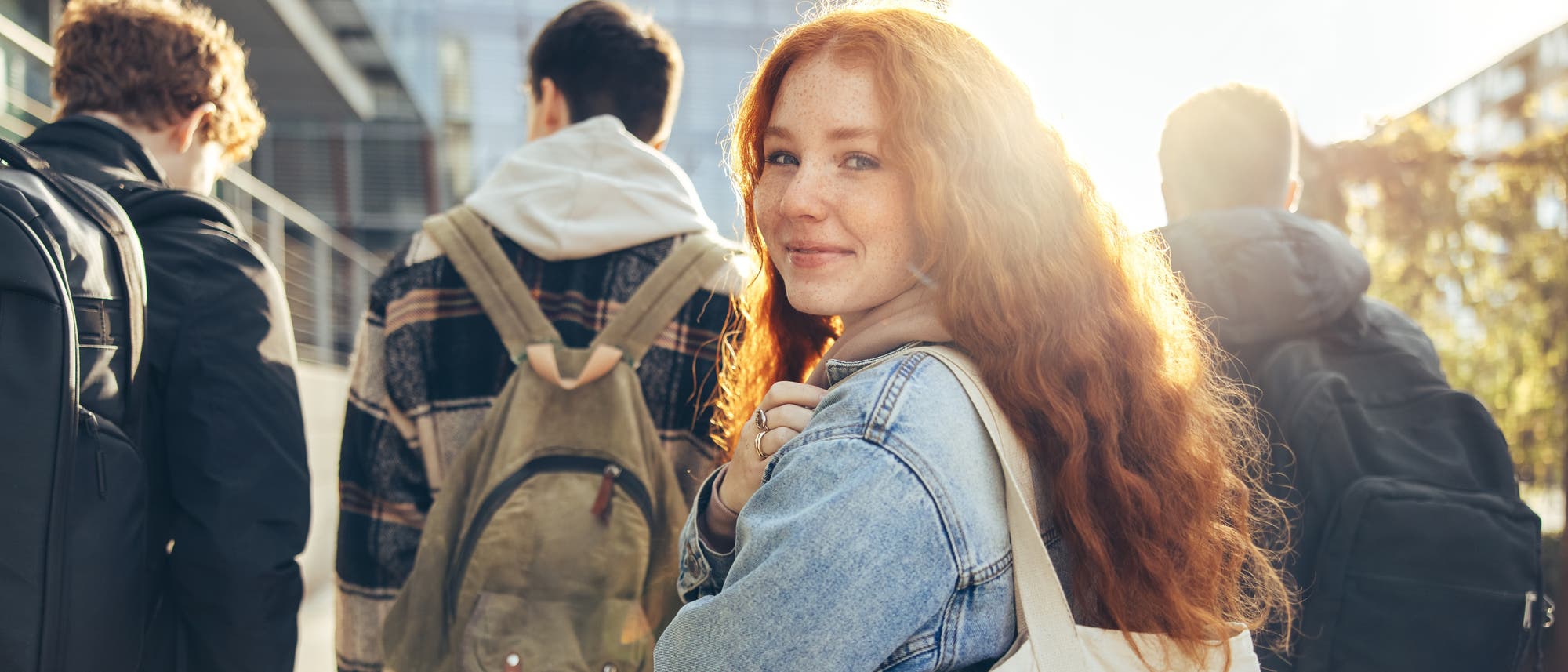 Eine junge Studentin schaut optimistisch 