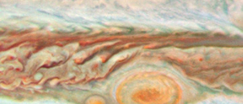 Drei rote Wirbelstürme auf Jupiter
